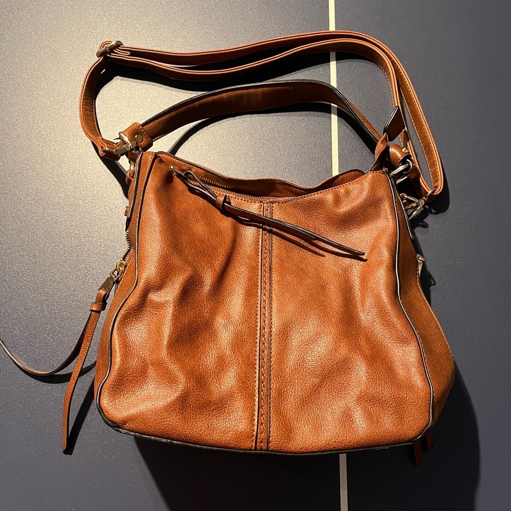 Chic Tan Leather Shoulder Bag